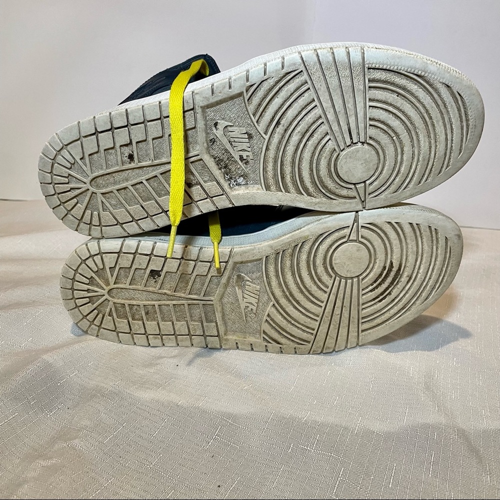 Men’s size 11 Jordan 1 mid in armory navy.  Good condition! - Picture 4 of 5